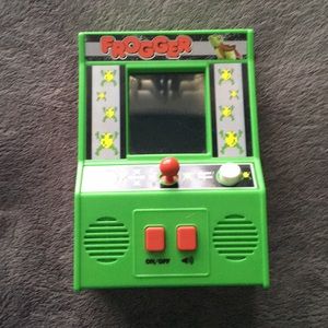Mini Frogger arcade game